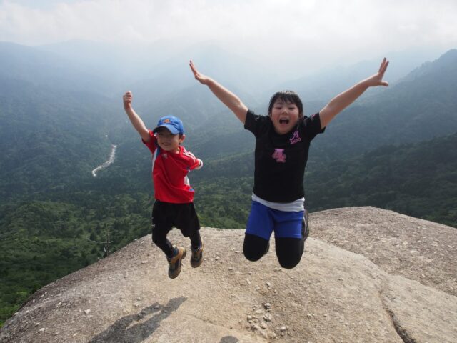 屋久島の太鼓岩トレッキングを体験する子供たち