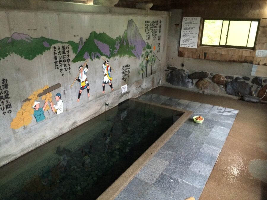 尾之間温泉の浴室内と壁画
