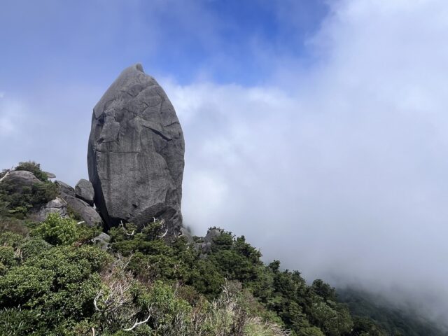 屋久島太忠岳之旅的亮點——從霧中若隱若現的天柱石。