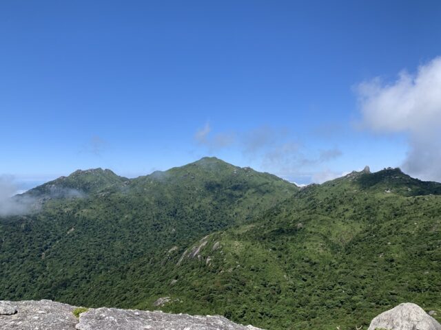 黒味岳ツアーの山頂から見る絶景。宮之浦岳や永田岳など屋久島を代表する山々。