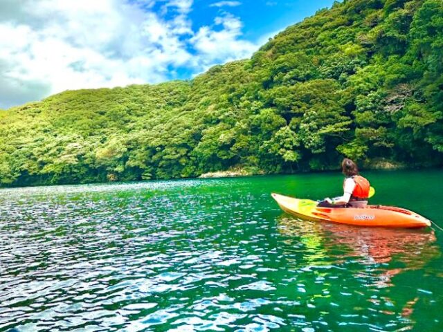 屋久島の川でリバーカヤックを楽しむ様子