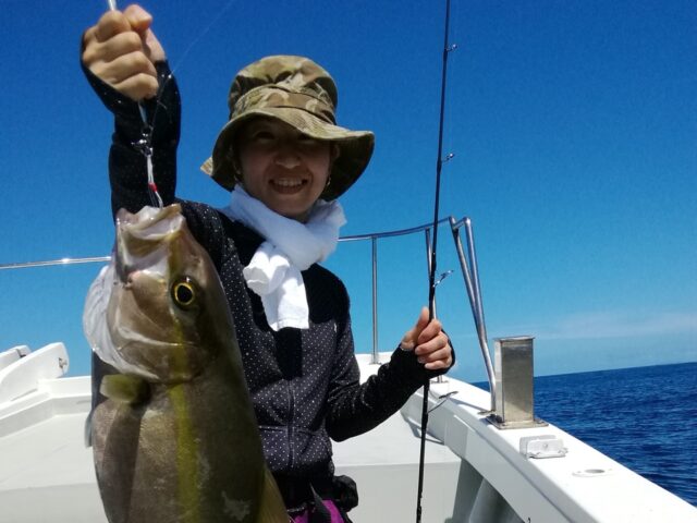屋久島の海で釣り体験を楽しむ女性