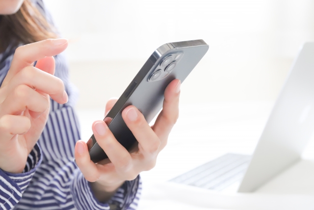 スマホ　操作　女性