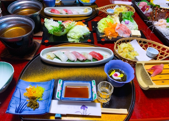 屋久島の旅館で提供される新鮮な海の幸を使った夕食