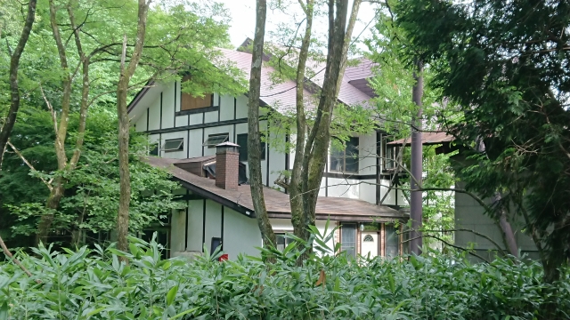 緑豊かな森に囲まれた屋久島のペンション外観
