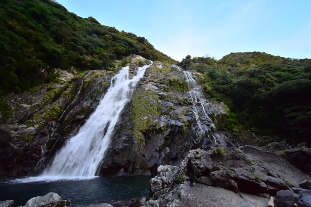 岩場の滝つぼにダイナミックな二条の滝が落ちる様子