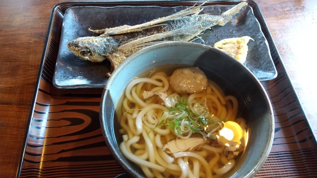 トビウオの唐揚げの横に、屋久島のうどんが一緒に提供されている