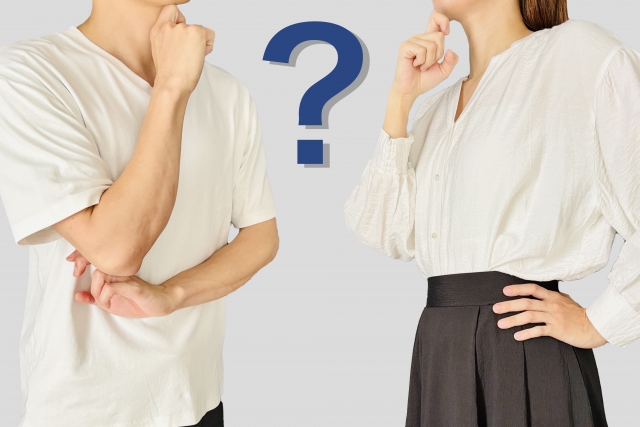 考え込んでいる男女がポーズをとっているシルエットと疑問符のアイコン