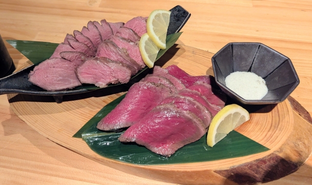 レモンを添えたジビエとサイドの塩が盛り付けられたプレート