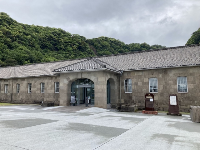 旧集成館の外観、周りの緑と合わせて静かな雰囲気を醸し出している建物