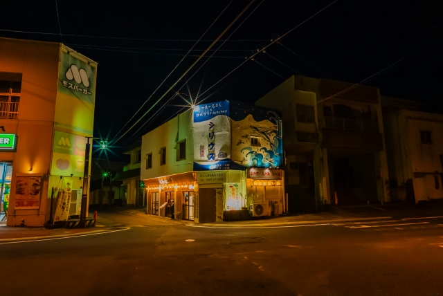 屋久島安房の夜の街並みと飲食店の外観