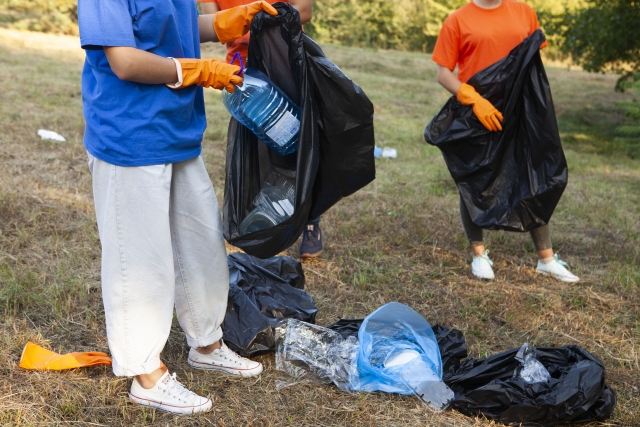 森の中でゴミを拾いながら清掃活動を行っている人たち、環境保護の一環としての風景