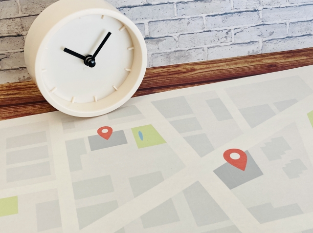 時計と地図のアクセスイメージ