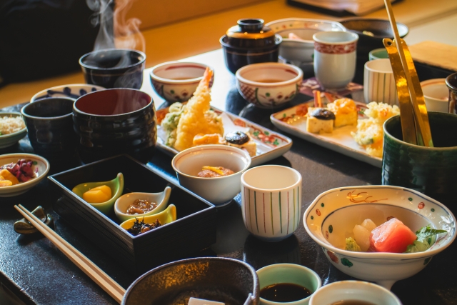 天ぷらや小鉢が並ぶ日本料理の夕食膳