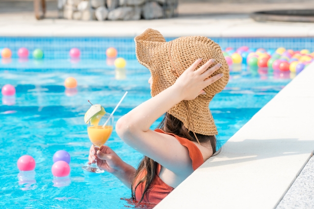 ホテルのプールでドリンクを楽しむ女性のイメージ