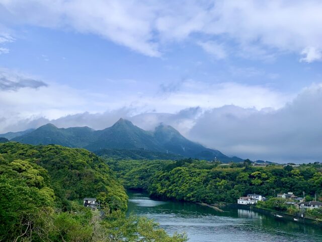 屋久島の山並みと安房川の絶景