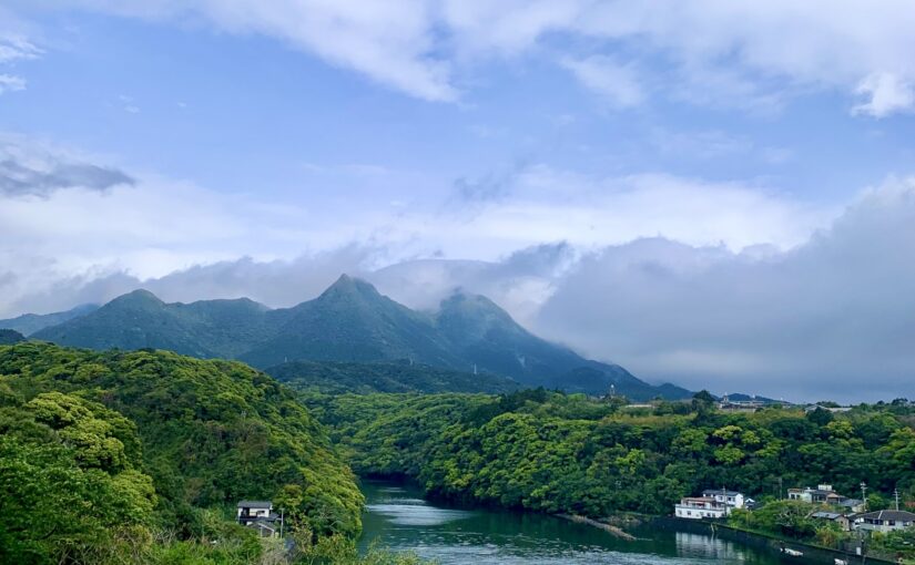 屋久島の山並みと安房川の絶景