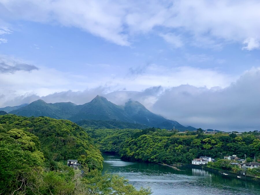 屋久島の山並みと安房川の絶景
