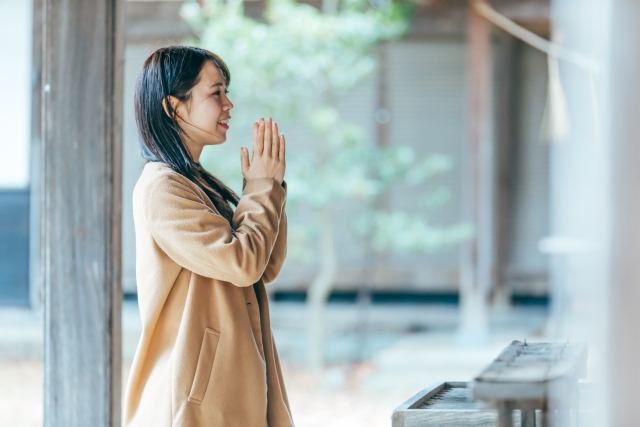 神社 お参りする女性