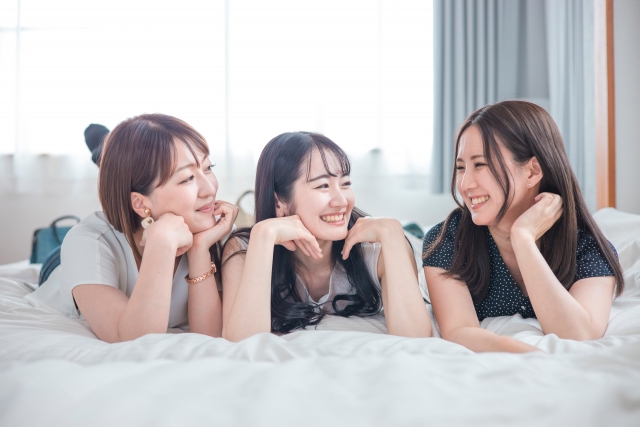 宿泊先のホテルでくつろぐ女性たち