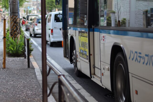 紀元杉方面へ向かう路線バス