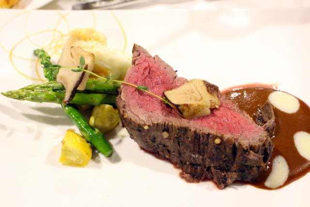 屋久島いわさきホテルの夕食コース|肉料理とアスパラガスを添えたメインディッシュ