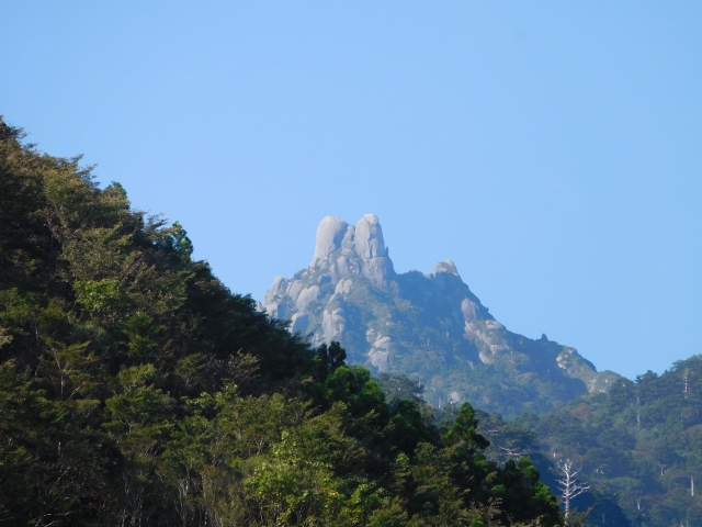 屋久島・モッチョム岳|花崗岩の岩峰がそびえる屋久島を代表する山