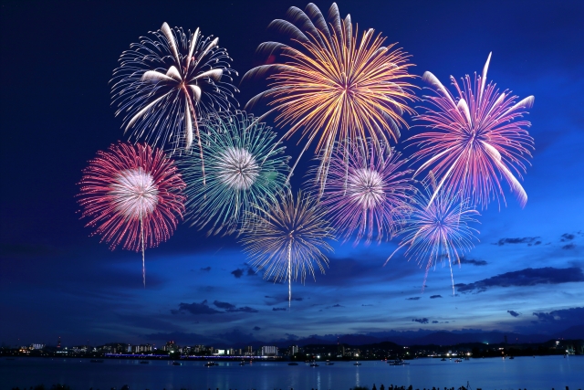 夜空と海に映える打ち上げ花火