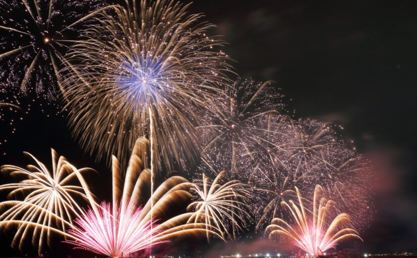 夜空に打ち上げられる打ち上げ花火