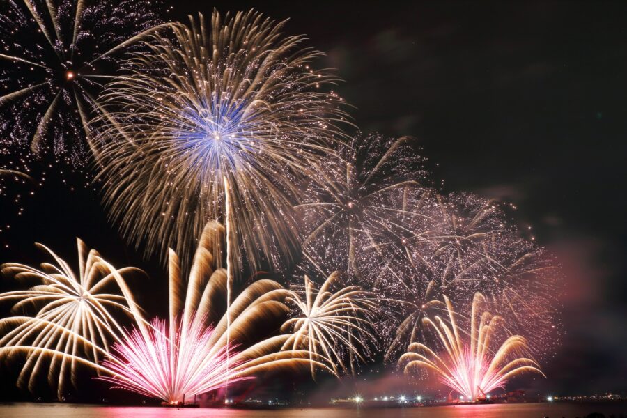 夜空に打ち上げられる打ち上げ花火