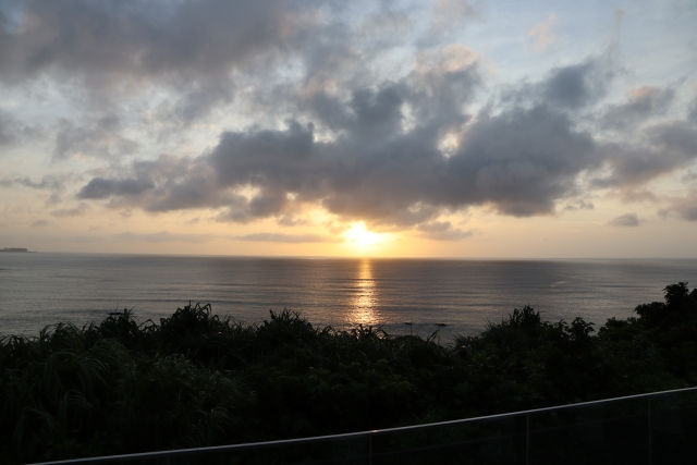 ホテルの客室から望む夕日と海の景色