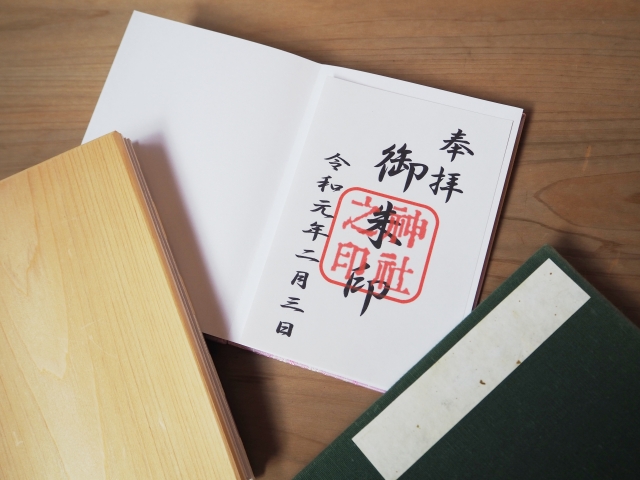 神社の御朱印帳と御朱印