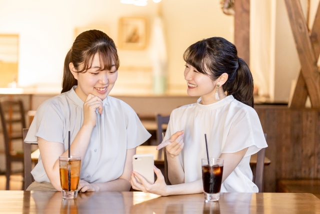 カフェで会話を楽しむ女性2人
