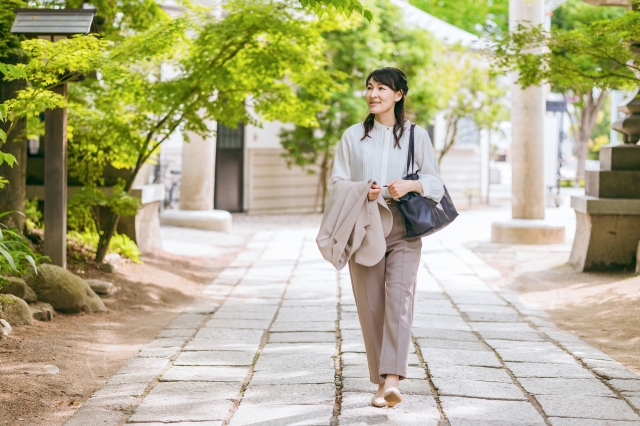 神社の参道を歩く女性