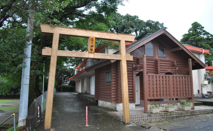 屋久島の盛久神社の鳥居と社殿