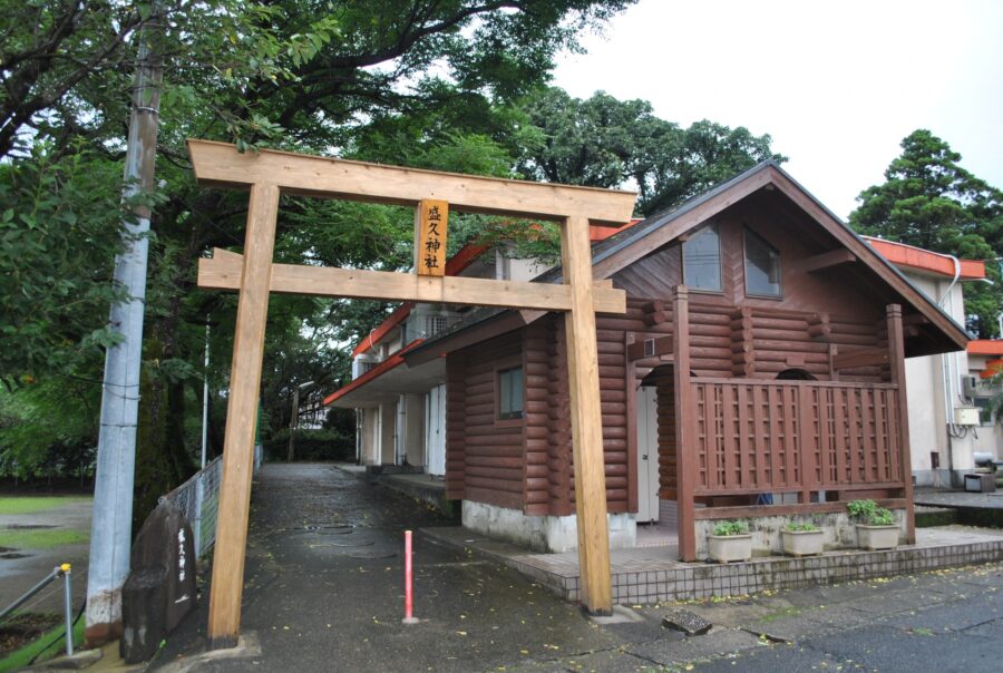 屋久島の盛久神社の鳥居と社殿