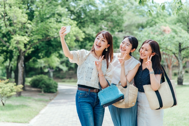 여행하는 여성들 (스마트폰·셀카)