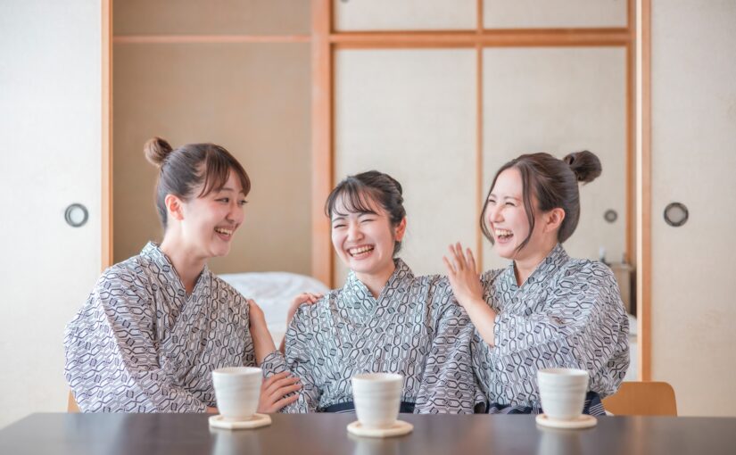 在民宿裡談笑的住客們