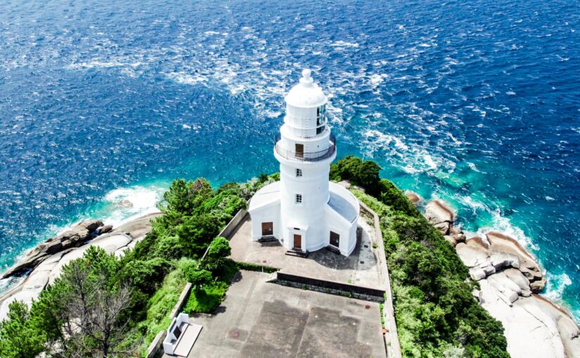 屋久島灯台を上空から見た空撮写真、青い海と永田岬の絶景