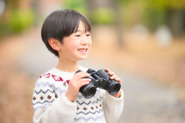 双眼鏡を持つ男の子