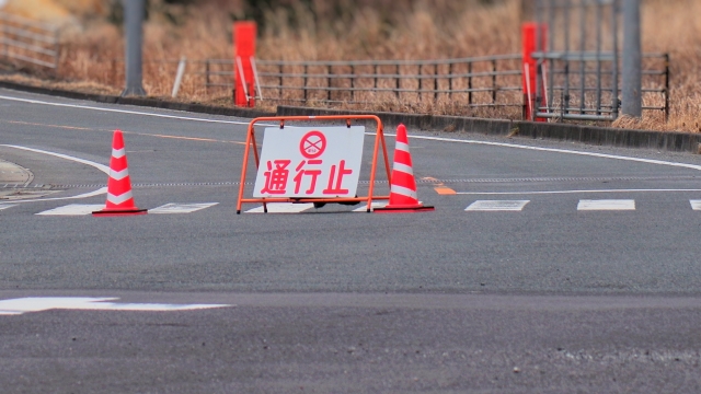 屋久島灯台へ続く道に設置された通行止めの案内標識とカラーコーン