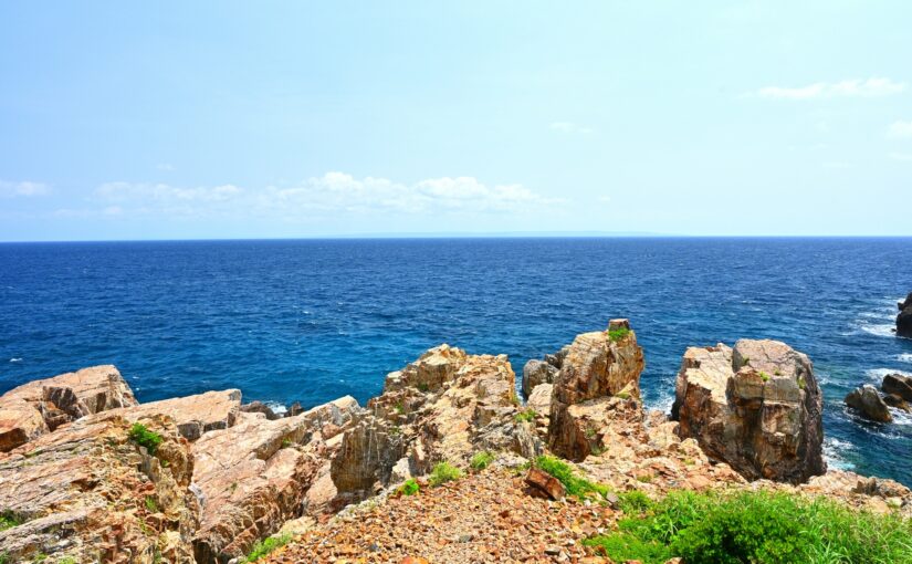 The spectacular view of the horizon from the cliffs of Crystal Point
