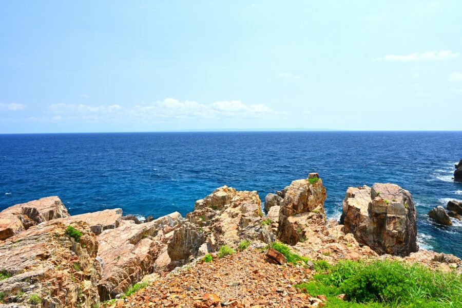The spectacular view of the horizon from the cliffs of Crystal Point