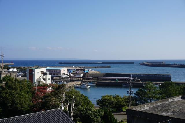 屋久島・安房港から見える青空と海