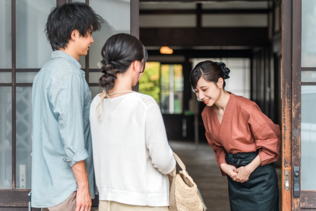 前岳荘のスタッフに出迎えられる宿泊客