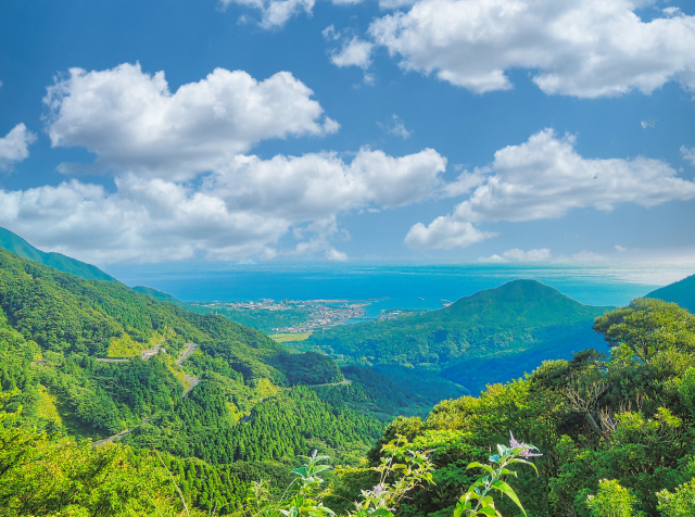 屋久島の山と海を望む絶景
