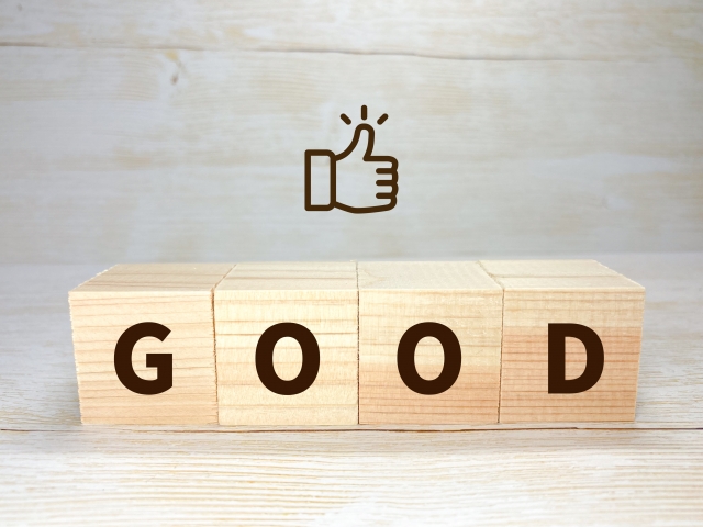 「GOOD」と書かれた積み木でメリットを示すサムズアップアイコン