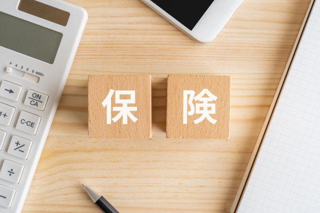 ツアー参加時の保険加入をイメージした木製ブロック