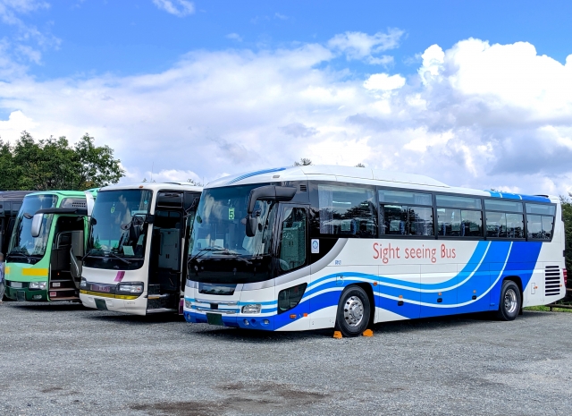 駐車場に並ぶ複数の観光バス